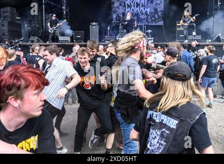 Kopenhagen, Dänemark. Juni 2024. Publikum im Moshpit vor der Bühne für die US-Band Excel auf Pandemonium Stage Mittwoch, den 19. Juni 2024 während des Copenhell Rock and Metal Festivals auf Refshale Island in Kopenhagen. (Foto: Torben Christensen/Scanpix 2024) Quelle: Ritzau/Alamy Live News Stockfoto