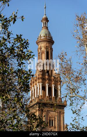 Oberer Teil des Torre Sur (Südturm) an der Plaza de Espana in Sevilla, Spanien. Stockfoto