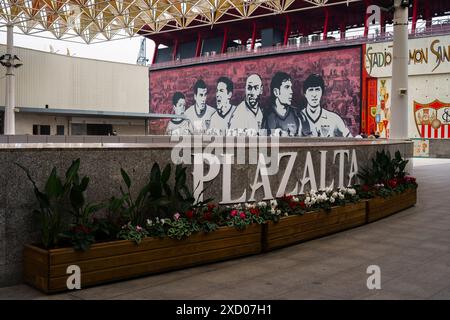 Sevilla, Spanien. Februar 2024 - Plazalta-Schild im Einkaufszentrum Nervion Plaza mit Estadio Ramon Sanchez Pizjuan im Hintergrund Stockfoto