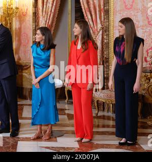 Prinzen Leonor von Spanien, König Felipe VI., Königin Letizia und Sofia während der Feierlichkeiten zum 10. Jahrestag der Ausrufung des Königs in Stockfoto