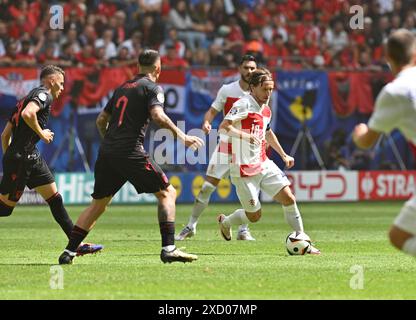 Hamburg. Juni 2024. Luka Modric (1. R) aus Kroatien tritt am 19. Juni 2024 während des Gruppenspiels der UEFA Euro 2024 zwischen Kroatien und Albanien in Hamburg an. Quelle: Ren Pengfei/Xinhua/Alamy Live News Stockfoto