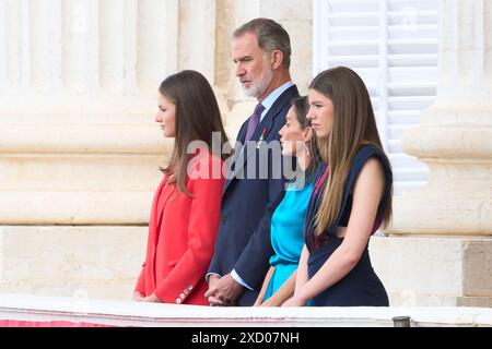 Prinzen Leonor von Spanien, König Felipe VI., Königin Letizia und Sofia während der Feierlichkeiten zum 10. Jahrestag der Ausrufung des Königs in Stockfoto