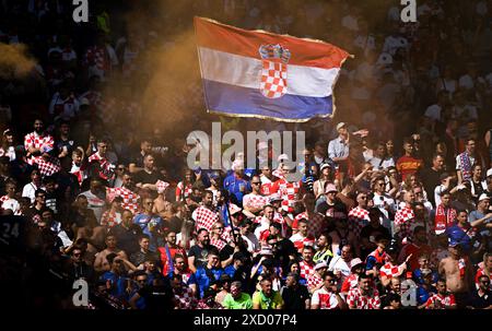 Hamburg. Juni 2024. Die Fans Kroatiens sind beim Spiel der Gruppe B der UEFA Euro 2024 zwischen Kroatien und Albanien am 19. Juni 2024 in Hamburg zu sehen. Quelle: Xiao Yijiu/Xinhua/Alamy Live News Stockfoto