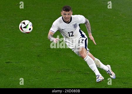 16. Juni 2024, Nordrhein-Westfalen, Gelsenkirchen: Fußball: Europameisterschaft, Serbien - England, Vorrunde, Gruppe C, Spieltag 1, Schalke Arena: Englands Kieran Trippier in Aktion. Foto: David Inderlied/dpa Stockfoto