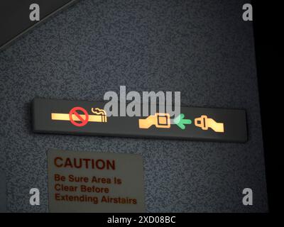 Ein Gürtel auf dem Rauchverbot-Schild auf dem Flugzeugdetails aus der Nähe Stockfoto