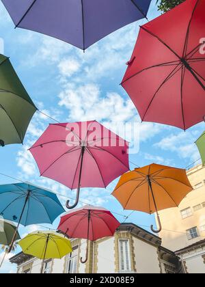 Bunte Regenschirme im Zentrum von Petropolis, Rio de Janeiro, Brasilien. Stockfoto