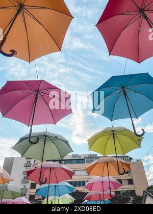 Bunte Regenschirme im Zentrum von Petropolis, Rio de Janeiro, Brasilien. Stockfoto