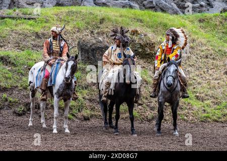 Elspe Festspiele stellen diesjähriges Stück Winnetou und das Halbblut vor im Rahmen einer Pressekonferenz gaben die Darsteller der Elspe Festspiele Einblicke in das diesjährige Stück Winnetou und das Halbblut. Auf der Naturbühne werden den Liebhabern von Karl-May-Geschichten actionreiche Vorführungen geboten. Lennestadt-Elspe Märkischer Kreis Nordrhein-Westfalen Deutschland *** Elspe Festival präsentiert in diesem Jahr das Schauspiel Winnetou und das Halbblut auf einer Pressekonferenz gaben die Schauspieler des Elspe Festivals einen Einblick in das diesjährige Schauspiel Winnetou und das Halbblut auf der Naturbühne, Liebende o Stockfoto