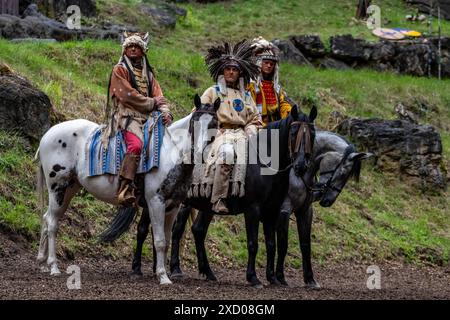 Elspe Festspiele stellen diesjähriges Stück Winnetou und das Halbblut vor im Rahmen einer Pressekonferenz gaben die Darsteller der Elspe Festspiele Einblicke in das diesjährige Stück Winnetou und das Halbblut. Auf der Naturbühne werden den Liebhabern von Karl-May-Geschichten actionreiche Vorführungen geboten. Lennestadt-Elspe Märkischer Kreis Nordrhein-Westfalen Deutschland *** Elspe Festival präsentiert in diesem Jahr das Schauspiel Winnetou und das Halbblut auf einer Pressekonferenz gaben die Schauspieler des Elspe Festivals einen Einblick in das diesjährige Schauspiel Winnetou und das Halbblut auf der Naturbühne, Liebende o Stockfoto