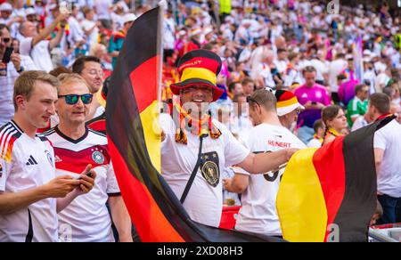 Deutscher Fan lacht, UEFA EURO 2024 - Gruppe A, Deutschland gegen Ungarn, Arena Stuttgart am 19. Juni 2024 in Stuttgart, Deutschland. Foto von Silas Schueller/DeFodi Images Fan of Germany Wave Flags, UEFA EURO 2024 - Gruppe A, Deutschland gegen Ungarn, Arena Stuttgart am 19. Juni 2024 in Stuttgart. Foto: Silas Schueller/DeFodi Images Defodi-738 738 GERHUN 20240619 154 *** deutscher Fan lacht, UEFA EURO 2024 Gruppe A, Deutschland gegen Ungarn, Arena Stuttgart am 19. Juni 2024 in Stuttgart, Deutschland Foto: Silas Schueller DeFodi Images Fan von Deutschland Wave Flags, UEFA EURO 2024 Gruppe A, Deutschland gegen Ungarn, Stockfoto