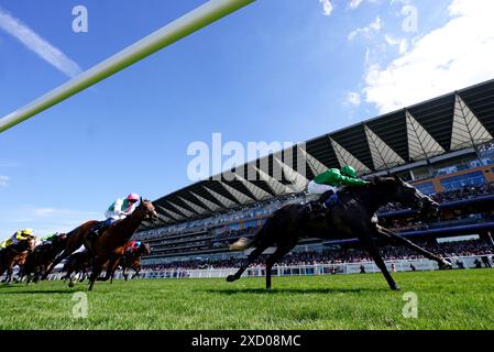 Jockey Oisin Murphy reitet Lion auf dem Weg zum Duke of Cambridge Stakes am zweiten Tag des Royal Ascot auf der Ascot Racecourse in Berkshire. Bilddatum: Mittwoch, 19. Juni 2024. Stockfoto