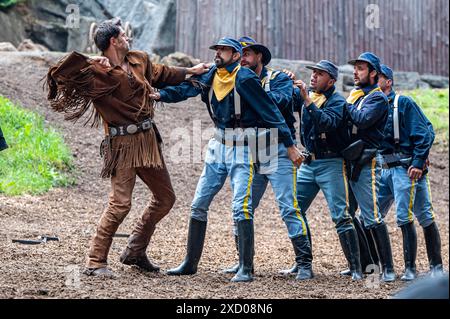 Elspe Festspiele stellen diesjähriges Stück Winnetou und das Halbblut vor im Rahmen einer Pressekonferenz gaben die Darsteller der Elspe Festspiele Einblicke in das diesjährige Stück Winnetou und das Halbblut. Auf der Naturbühne werden den Liebhabern von Karl-May-Geschichten actionreiche Vorführungen geboten. Lennestadt-Elspe Märkischer Kreis Nordrhein-Westfalen Deutschland *** Elspe Festival präsentiert in diesem Jahr das Schauspiel Winnetou und das Halbblut auf einer Pressekonferenz gaben die Schauspieler des Elspe Festivals einen Einblick in das diesjährige Schauspiel Winnetou und das Halbblut auf der Naturbühne, Liebende o Stockfoto