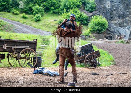 Elspe Festspiele stellen diesjähriges Stück Winnetou und das Halbblut vor im Rahmen einer Pressekonferenz gaben die Darsteller der Elspe Festspiele Einblicke in das diesjährige Stück Winnetou und das Halbblut. Auf der Naturbühne werden den Liebhabern von Karl-May-Geschichten actionreiche Vorführungen geboten. Lennestadt-Elspe Märkischer Kreis Nordrhein-Westfalen Deutschland *** Elspe Festival präsentiert in diesem Jahr das Schauspiel Winnetou und das Halbblut auf einer Pressekonferenz gaben die Schauspieler des Elspe Festivals einen Einblick in das diesjährige Schauspiel Winnetou und das Halbblut auf der Naturbühne, Liebende o Stockfoto