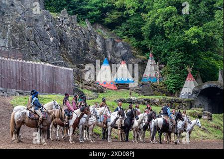 Elspe Festspiele stellen diesjähriges Stück Winnetou und das Halbblut vor im Rahmen einer Pressekonferenz gaben die Darsteller der Elspe Festspiele Einblicke in das diesjährige Stück Winnetou und das Halbblut. Auf der Naturbühne werden den Liebhabern von Karl-May-Geschichten actionreiche Vorführungen geboten. Lennestadt-Elspe Märkischer Kreis Nordrhein-Westfalen Deutschland *** Elspe Festival präsentiert in diesem Jahr das Schauspiel Winnetou und das Halbblut auf einer Pressekonferenz gaben die Schauspieler des Elspe Festivals einen Einblick in das diesjährige Schauspiel Winnetou und das Halbblut auf der Naturbühne, Liebende o Stockfoto