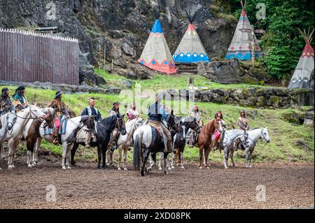 Elspe Festspiele stellen diesjähriges Stück Winnetou und das Halbblut vor im Rahmen einer Pressekonferenz gaben die Darsteller der Elspe Festspiele Einblicke in das diesjährige Stück Winnetou und das Halbblut. Auf der Naturbühne werden den Liebhabern von Karl-May-Geschichten actionreiche Vorführungen geboten. Lennestadt-Elspe Märkischer Kreis Nordrhein-Westfalen Deutschland *** Elspe Festival präsentiert in diesem Jahr das Schauspiel Winnetou und das Halbblut auf einer Pressekonferenz gaben die Schauspieler des Elspe Festivals einen Einblick in das diesjährige Schauspiel Winnetou und das Halbblut auf der Naturbühne, Liebende o Stockfoto