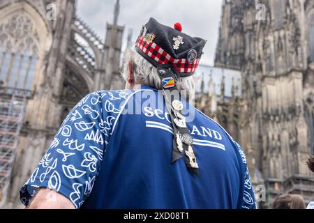 EM24 Fan in Köln, Schottland gegen Schweiz. Deutschland, Köln am 19.06.2024: Schottischer Fussball-Fans vorm kölner Dom. *** EM24-Fan in Köln, Schottland gegen Schweiz Deutschland, Köln am 19 06 2024 schottische Fußballfans vor dem Kölner Dom Stockfoto