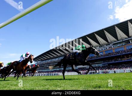 Jockey Oisin Murphy reitet Lion auf dem Weg zum Duke of Cambridge Stakes am zweiten Tag des Royal Ascot auf der Ascot Racecourse in Berkshire. Bilddatum: Mittwoch, 19. Juni 2024. Stockfoto