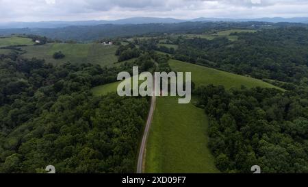 Luftaufnahme einer Landstraße am Rande des Waldes und der Felder bei Montesquieu-Volvestre in den Couserans im Departement Ariege in Occitanie Stockfoto