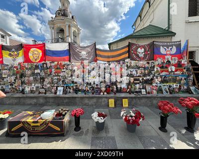 Moskau, Russland. Juni 2024. In einer beschlagnahmten Gedenkstätte in der Nähe des Kremls erinnern Fotos an die Gründer der russischen Privatarmee Wagner, J. Prigozhin und D. Utkin, die nach offiziellen Angaben am 23. August 2023 bei einem Flugzeugabsturz ums Leben kamen. Die Fotos zeigen auch andere Söldner und Opfer des russischen Aggressionskrieges gegen die Ukraine. Quelle: Ulf Mauder/dpa/Alamy Live News Stockfoto