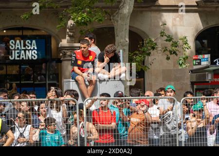 Barcelona, Spanien. Juni 2024. Atmosphäre vor der F1-Roadshow im Zentrum von Barcelona, wo die Menschenmassen darauf warten, die Autos durch das Zentrum von Barcelona fahren zu sehen. Ambiente Previo al Road Show de la F1 en el Centro de Barcelona, donde multitudes EST‡n esperando para ver los monoplazas correr por el Centro de Barcelona. Auf dem Bild: News Politics -Barcelona, Spanien mittwoch, 19. juni 2024 (Foto: Eric Renom/LaPresse) Credit: LaPresse/Alamy Live News Stockfoto