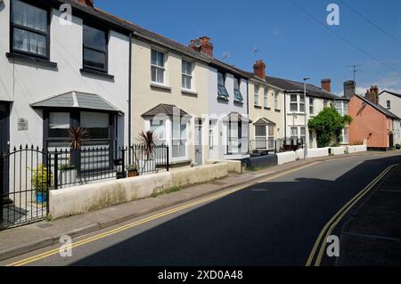 Eine Reihe von Terrassenhäusern mit Blick auf die Bucht, bideford, Nord-devon, england Stockfoto