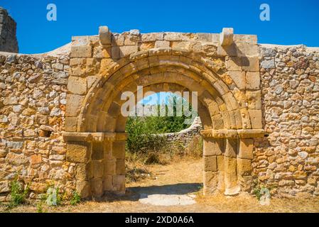 Ruinen der Kirche San Juan Bautista. Calatañazor, Provinz Soria, Castilla Leon, Spanien. Stockfoto