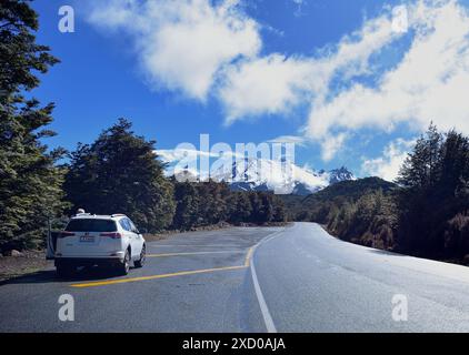 Tongariro National Park, Neuseeland - 17. November 2022: Tourist hielt an der Straße an, um ein Foto von Mount Ruapehu zu machen Stockfoto