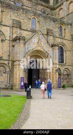 Menschen, die sich dem Eingang zur Durham Cathedral in Durham, England, Großbritannien nähern Stockfoto