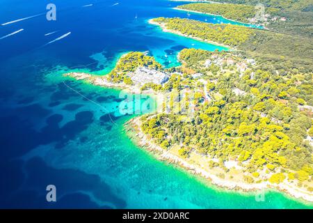 Insel Rab idyllische türkisfarbene Küste in Kampor aus der Vogelperspektive, Adriatischer Archipel von Kroatien Stockfoto