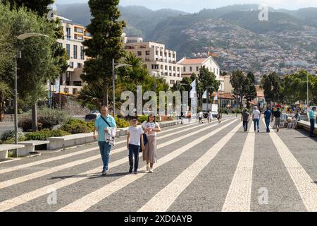 Die Leute laufen auf der Avenida Sa Carneiro Straße im Zentrum von Funchal. Stockfoto