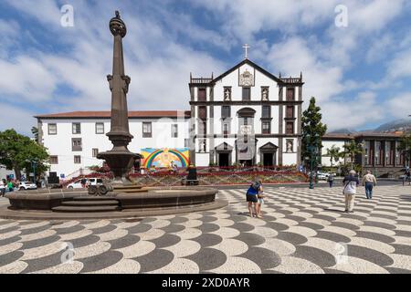 Igreja do Colegio Kirche auf dem Stadtplatz im historischen Zentrum von Funchal. Stockfoto