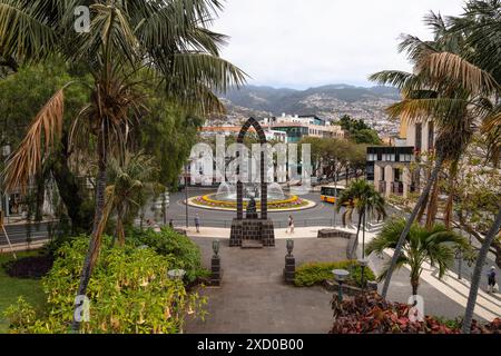 Statue des Infanten Dom Henrique mit Brunnen Rotunde do Infante in Funchal. Stockfoto