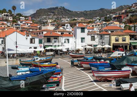 Kleiner Hafen mit gemütlichen malerischen Terrassen im Zentrum des Fischerdorfes Câmara de Lobos auf der Insel Madeira. Stockfoto