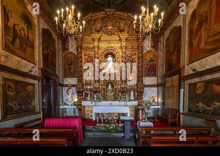 Das Innere der Kapelle - Capela de Nossa Senhora da Conceição, im Fischerdorf Câmara de Lobos, Madeira. Stockfoto