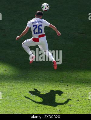 Hamburg, Deutschland. Juni 2024. Fußball, UEFA Euro 2024, Europameisterschaft, Kroatien - Albanien, Vorrunde, Gruppe B, Spieltag 2, Volksparkstadion Hamburg, der kroatische Martin Baturina spielt den Ball. Quelle: Jens Büttner/dpa/Alamy Live News Stockfoto