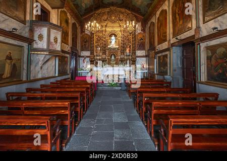 Das Innere der Kapelle - Capela de Nossa Senhora da Conceição, im Fischerdorf Câmara de Lobos, Madeira. Stockfoto