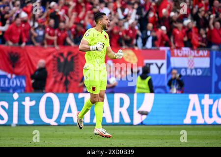 HAMBURG, DEUTSCHLAND - 19. JUNI: Albanien Torhüter Thomas Strakosha feiert nach dem Gruppenspiel der UEFA EURO 2024 zwischen Kroatien und Albanien am 19. Juni 2024 im Volksparkstadion in Hamburg. Foto: Marko Lukunicl/PIXSELL Stockfoto