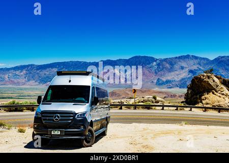 Airstream Interstate 24X Wohnmobil; Whitney Portal Road; Owens Valley Beyond; Alabama Hills National Scenic Area; in der Nähe von Lone Pine; Kalifornien; USA Stockfoto