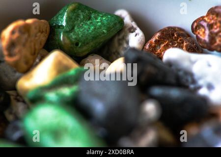 Ein detailliertes Makrofoto von farbenfroher Kieselschokolade, das die komplizierte Textur und die lebendigen Farben der süßen Leckereien einfängt. Stockfoto