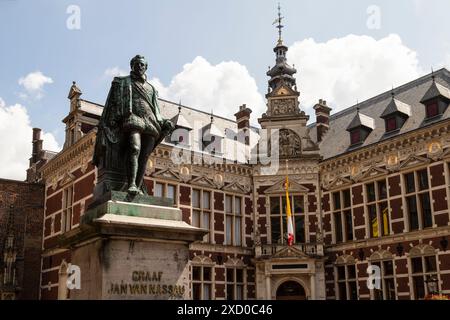 Universität Utrecht mit der Statue von Jan van Nassau am Domplein in Utrecht, Niederlande. Stockfoto