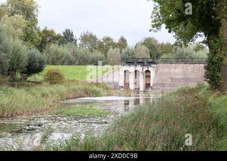 Einlaufschleuse Beersluis Teil der Nieuwe Hollandse Waterlinie bij het fort Everdingen in de provincie Utrecht. Stockfoto