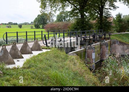 Einlassschleuse, Teil der Nieuwe Hollandse Waterlinie bij het Fort Everdingen in de provincie Utrecht. Stockfoto