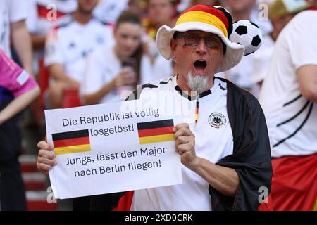 Stuttgart, Deutschland. Juni 2024. Fußball UEFA EURO 2024 Gruppenphase 2. Spieltag Deutschland - Ungarn am 19.06.2024 in der Stuttgart Arena in Stuttgart Deutscher Fan zeigt ein Plakat mit der Aufschrift: Die Republik ist völlig losgelöst! Jungs, lasst den Major nach Berlin fliegen! Foto: Revierfoto Credit: ddp Media GmbH/Alamy Live News Stockfoto