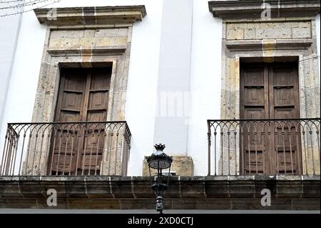 GUADALAJARA, JALISCO, MEXIKO: Der alte Teil von Guadalajara ist voller alter Türen, die ihre eigene Form von Kunstwerken auf dem Mariachi Plaza im Zona Centro darstellen. Stockfoto