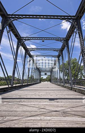 Die alte Wells Street Bridge an einem hellen Tag in der Innenstadt von Fort Wayne, Indiana. Stockfoto