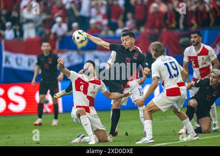 Hamburg, Deutschland. Juni 2024. Mirlind Daku (19) aus Albanien und Josko Gvardiol (4) aus Kroatien beim Spiel der UEFA Euro 2024 in der Gruppe B zwischen Kroatien und Albanien im Volksparkstadion in Hamburg. Quelle: Gonzales Photo/Alamy Live News Stockfoto