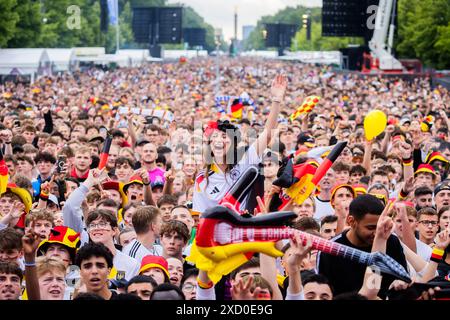 Berlin, Deutschland. Juni 2024. Fußball, UEFA Euro 2024, Deutschland - Ungarn, Vorrunde, Gruppe A, Spieltag 2. Deutschland-Fans jubeln die Öffentlichkeit in der Fanzone am Brandenburger Tor an. Quelle: Christoph Soeder/dpa/Alamy Live News Stockfoto