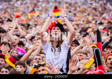 Berlin, Deutschland. Juni 2024. Fußball, UEFA Euro 2024, Deutschland - Ungarn, Vorrunde, Gruppe A, Spieltag 2. Deutschland-Fans jubeln die Öffentlichkeit in der Fanzone am Brandenburger Tor an. Quelle: Christoph Soeder/dpa/Alamy Live News Stockfoto