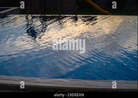 Sonnenuntergang spiegelt sich im Sommer auf Zypern im Wasser Stockfoto