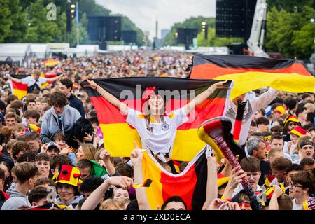 Berlin, Deutschland. Juni 2024. Fußball, UEFA Euro 2024, Deutschland - Ungarn, Vorrunde, Gruppe A, Spieltag 2. Deutschland-Fans jubeln die Öffentlichkeit in der Fanzone am Brandenburger Tor an. Quelle: Christoph Soeder/dpa/Alamy Live News Stockfoto